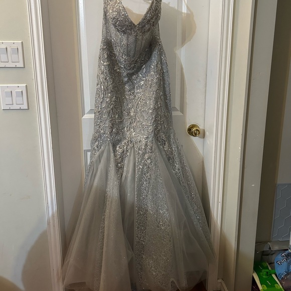 Mori Lee Prom/Wedding dress. Corset bodice with tulle and sparkles. Mermaid fit. - Picture 9 of 10
